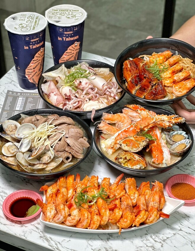 浮誇痛風系鍋燒麵品牌「金三益」,推出全新麻油系列新品以及秋蟹季限定鱈場蟹鍋燒意麵啦!冷冷的天,來上一碗麻油小卷麵線、麻油腰子雙拼麵線,真的太滿足啦! - 阿華田的美食日記