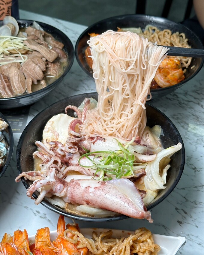 浮誇痛風系鍋燒麵品牌「金三益」,推出全新麻油系列新品以及秋蟹季限定鱈場蟹鍋燒意麵啦!冷冷的天,來上一碗麻油小卷麵線、麻油腰子雙拼麵線,真的太滿足啦! - 阿華田的美食日記