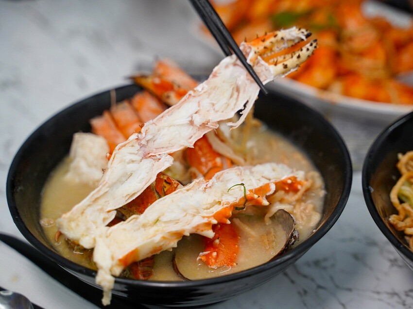 浮誇痛風系鍋燒麵品牌「金三益」,推出全新麻油系列新品以及秋蟹季限定鱈場蟹鍋燒意麵啦!冷冷的天,來上一碗麻油小卷麵線、麻油腰子雙拼麵線,真的太滿足啦! - 阿華田的美食日記