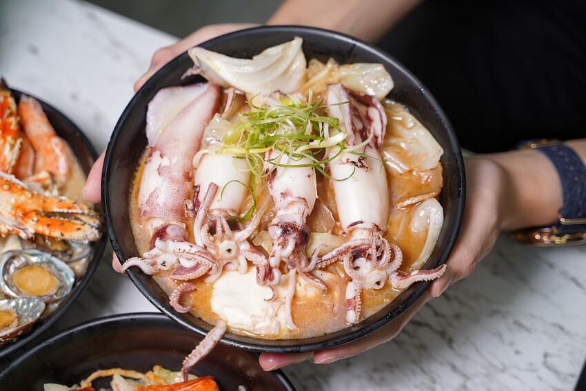 浮誇痛風系鍋燒麵品牌「金三益」,推出全新麻油系列新品以及秋蟹季限定鱈場蟹鍋燒意麵啦!冷冷的天,來上一碗麻油小卷麵線、麻油腰子雙拼麵線,真的太滿足啦! - 阿華田的美食日記