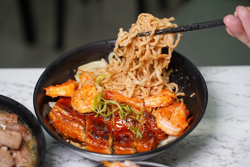 浮誇痛風系鍋燒麵品牌「金三益」,推出全新麻油系列新品以及秋蟹季限定鱈場蟹鍋燒意麵啦!冷冷的天,來上一碗麻油小卷麵線、麻油腰子雙拼麵線,真的太滿足啦! - 阿華田的美食日記