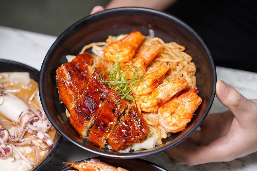 浮誇痛風系鍋燒麵品牌「金三益」,推出全新麻油系列新品以及秋蟹季限定鱈場蟹鍋燒意麵啦!冷冷的天,來上一碗麻油小卷麵線、麻油腰子雙拼麵線,真的太滿足啦! - 阿華田的美食日記