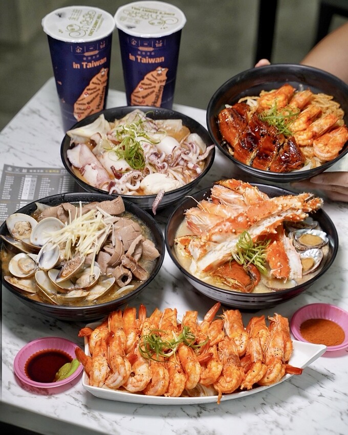 浮誇痛風系鍋燒麵品牌「金三益」,推出全新麻油系列新品以及秋蟹季限定鱈場蟹鍋燒意麵啦!冷冷的天,來上一碗麻油小卷麵線、麻油腰子雙拼麵線,真的太滿足啦! - 阿華田的美食日記