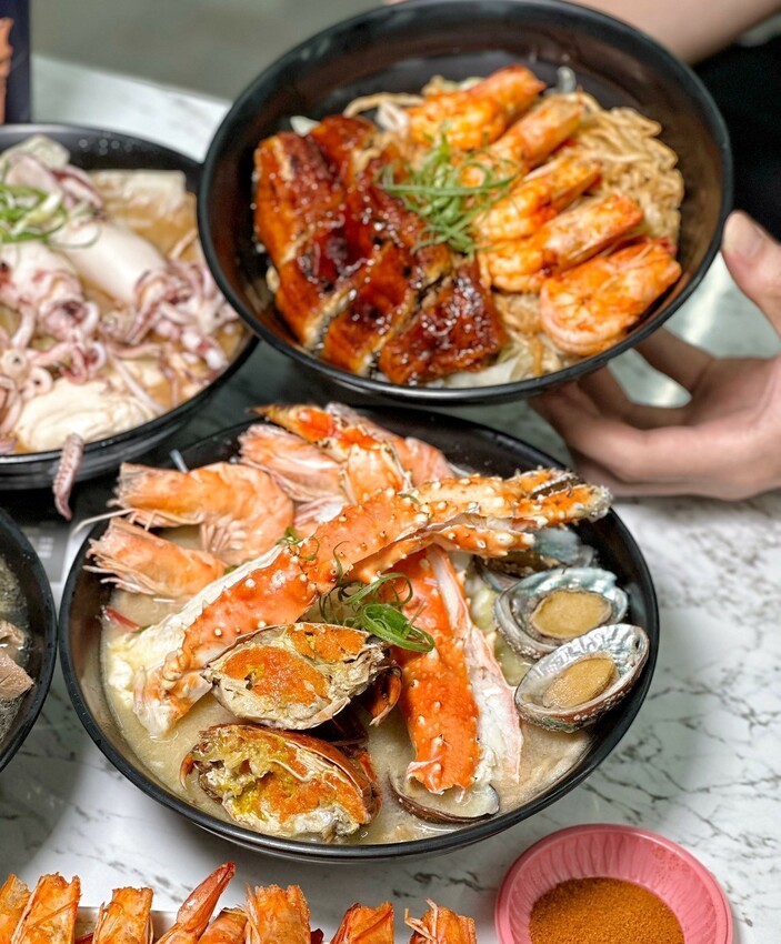 浮誇痛風系鍋燒麵品牌「金三益」,推出全新麻油系列新品以及秋蟹季限定鱈場蟹鍋燒意麵啦!冷冷的天,來上一碗麻油小卷麵線、麻油腰子雙拼麵線,真的太滿足啦! - 阿華田的美食日記