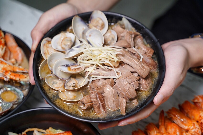 浮誇痛風系鍋燒麵品牌「金三益」,推出全新麻油系列新品以及秋蟹季限定鱈場蟹鍋燒意麵啦!冷冷的天,來上一碗麻油小卷麵線、麻油腰子雙拼麵線,真的太滿足啦! - 阿華田的美食日記