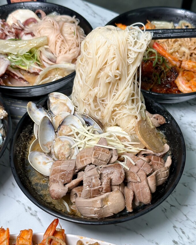 浮誇痛風系鍋燒麵品牌「金三益」,推出全新麻油系列新品以及秋蟹季限定鱈場蟹鍋燒意麵啦!冷冷的天,來上一碗麻油小卷麵線、麻油腰子雙拼麵線,真的太滿足啦! - 阿華田的美食日記