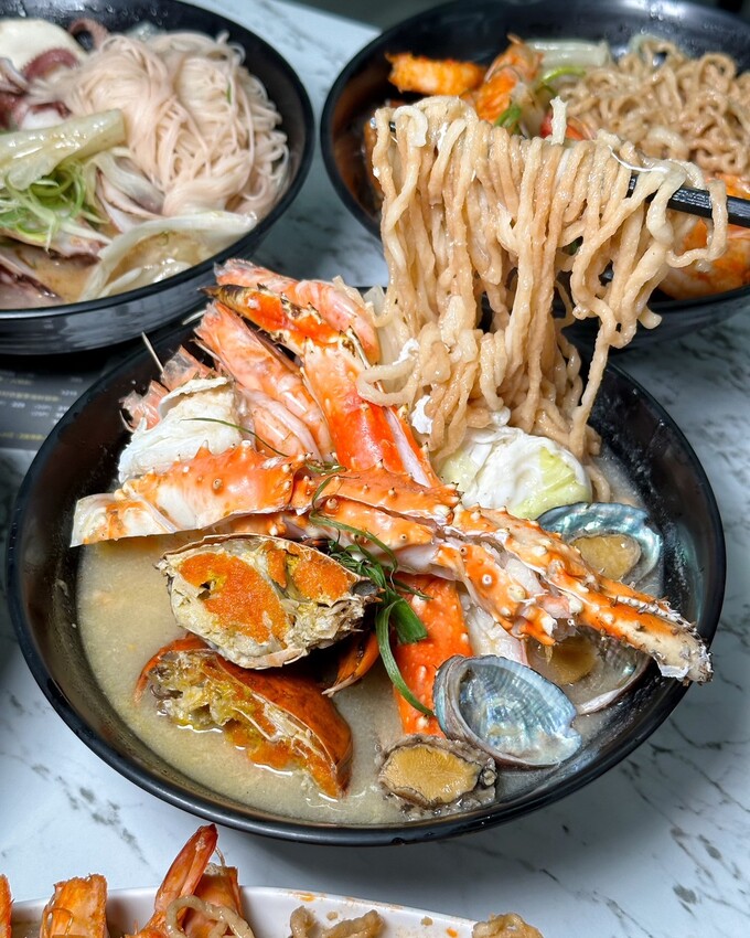 浮誇痛風系鍋燒麵品牌「金三益」,推出全新麻油系列新品以及秋蟹季限定鱈場蟹鍋燒意麵啦!冷冷的天,來上一碗麻油小卷麵線、麻油腰子雙拼麵線,真的太滿足啦! - 阿華田的美食日記