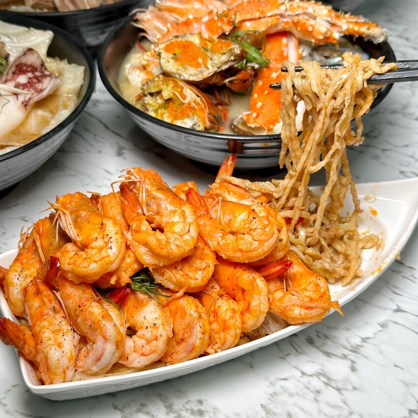 浮誇痛風系鍋燒麵品牌「金三益」,推出全新麻油系列新品以及秋蟹季限定鱈場蟹鍋燒意麵啦!冷冷的天,來上一碗麻油小卷麵線、麻油腰子雙拼麵線,真的太滿足啦! - 阿華田的美食日記