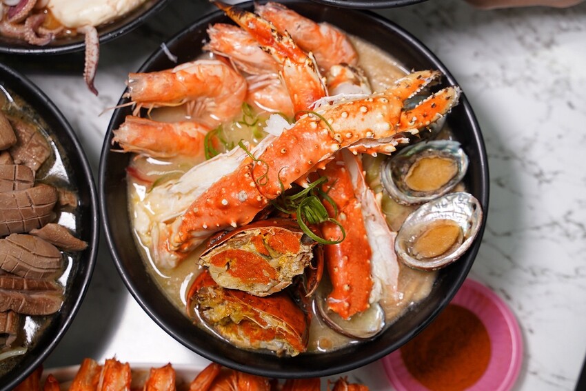 浮誇痛風系鍋燒麵品牌「金三益」,推出全新麻油系列新品以及秋蟹季限定鱈場蟹鍋燒意麵啦!冷冷的天,來上一碗麻油小卷麵線、麻油腰子雙拼麵線,真的太滿足啦! - 阿華田的美食日記