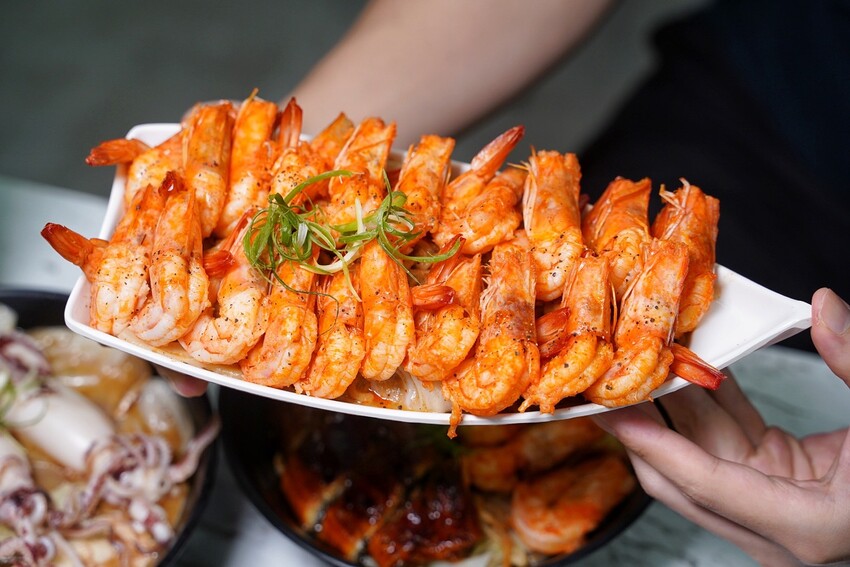 浮誇痛風系鍋燒麵品牌「金三益」,推出全新麻油系列新品以及秋蟹季限定鱈場蟹鍋燒意麵啦!冷冷的天,來上一碗麻油小卷麵線、麻油腰子雙拼麵線,真的太滿足啦! - 阿華田的美食日記