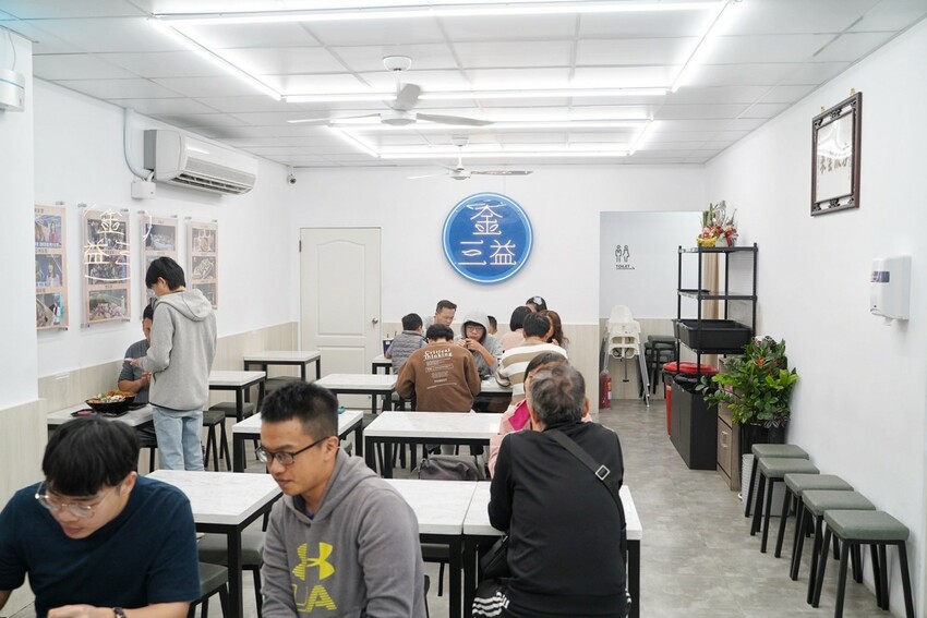 浮誇痛風系鍋燒麵品牌「金三益」,推出全新麻油系列新品以及秋蟹季限定鱈場蟹鍋燒意麵啦!冷冷的天,來上一碗麻油小卷麵線、麻油腰子雙拼麵線,真的太滿足啦! - 阿華田的美食日記