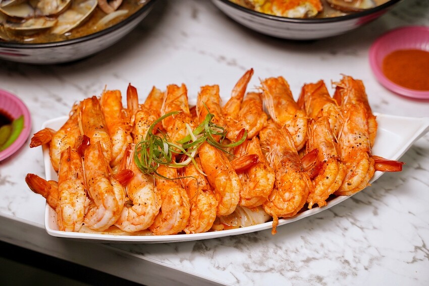 浮誇痛風系鍋燒麵品牌「金三益」,推出全新麻油系列新品以及秋蟹季限定鱈場蟹鍋燒意麵啦!冷冷的天,來上一碗麻油小卷麵線、麻油腰子雙拼麵線,真的太滿足啦! - 阿華田的美食日記