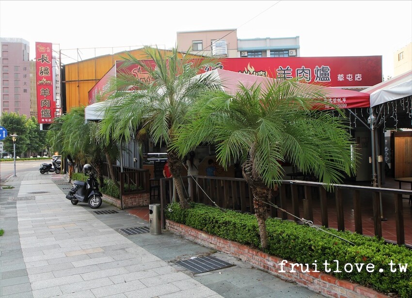 草屯長疆炭燒羊肉爐⟩草屯羊肉爐推薦,湯頭厚實鮮甜,羊肉軟嫩,服務親切,寵物友善餐廳-南投草屯美食 @果果愛Fruitlove