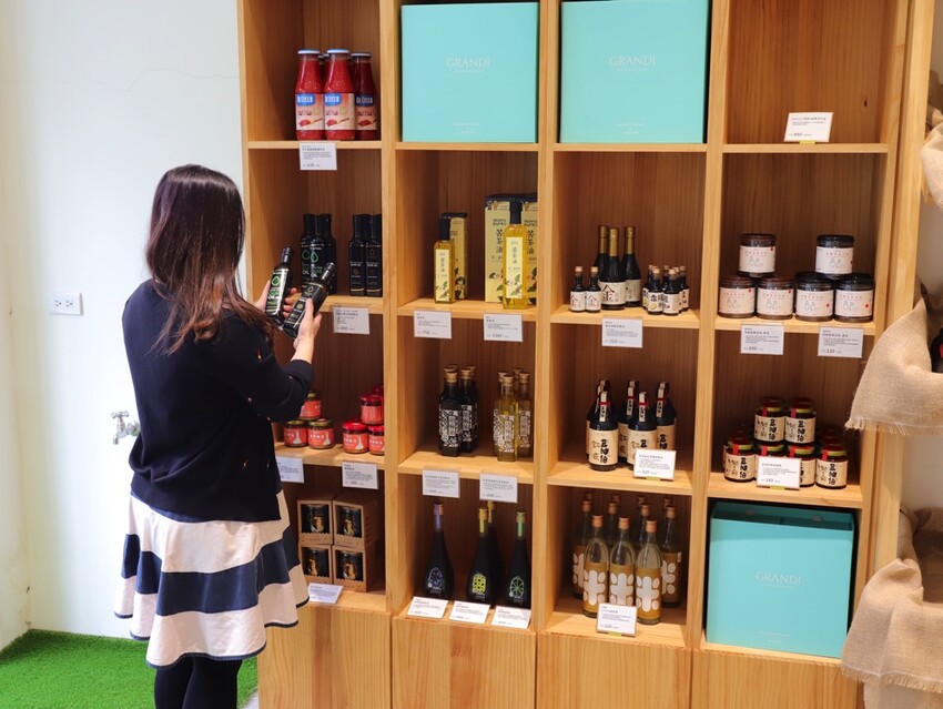 Cooking Monsters 乖獸廚房派對：台南少見的無添加食材專賣店/幫你做好食安把關.提供宅配到府服務/台南會議環境租借推薦/私廚料理教學/配對規劃 - 進食的巨鼠