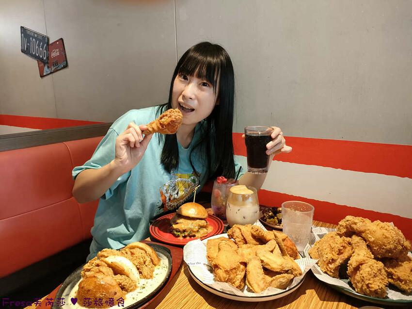 屏東縣屏東市屏東漢堡【紅鈕釦美式餐廳】桌邊淋上起士醬雞腿堡鐵板滋滋響超罪惡！內用汽水爆米花霜淇淋無限暢食│屏東炸