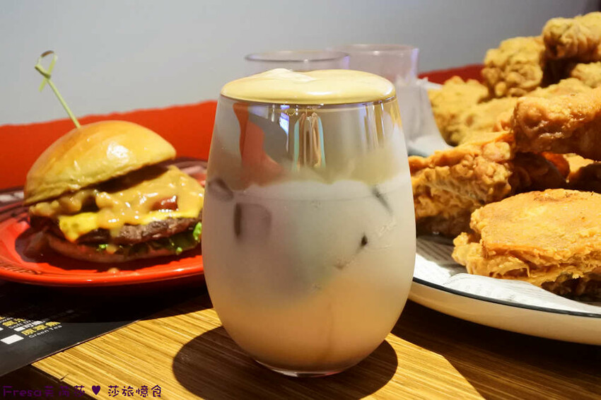 屏東縣屏東市屏東漢堡【紅鈕釦美式餐廳】桌邊淋上起士醬雞腿堡鐵板滋滋響超罪惡！內用汽水爆米花霜淇淋無限暢食│屏東炸