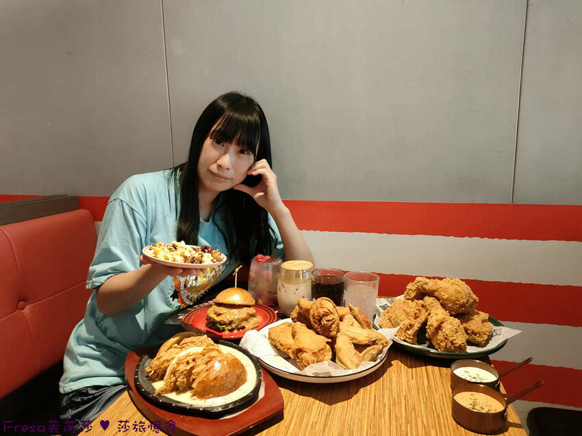 屏東縣屏東市屏東漢堡【紅鈕釦美式餐廳】桌邊淋上起士醬雞腿堡鐵板滋滋響超罪惡！內用汽水爆米花霜淇淋無限暢食│屏東炸
