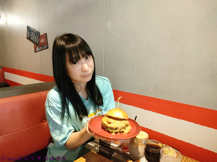 屏東縣屏東市屏東漢堡【紅鈕釦美式餐廳】桌邊淋上起士醬雞腿堡鐵板滋滋響超罪惡！內用汽水爆米花霜淇淋無限暢食│屏東炸