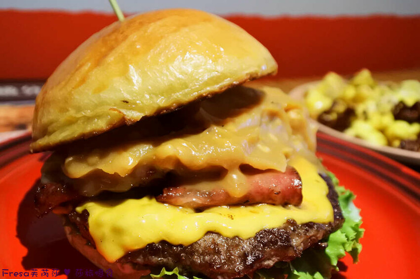 屏東縣屏東市屏東漢堡【紅鈕釦美式餐廳】桌邊淋上起士醬雞腿堡鐵板滋滋響超罪惡！內用汽水爆米花霜淇淋無限暢食│屏東炸