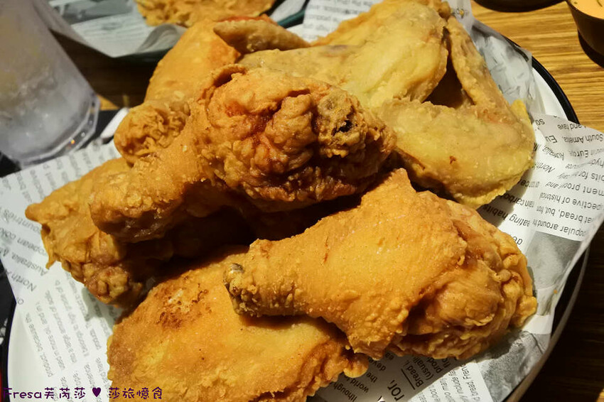 屏東縣屏東市屏東漢堡【紅鈕釦美式餐廳】桌邊淋上起士醬雞腿堡鐵板滋滋響超罪惡！內用汽水爆米花霜淇淋無限暢食│屏東炸