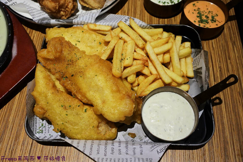 屏東縣屏東市屏東漢堡【紅鈕釦美式餐廳】桌邊淋上起士醬雞腿堡鐵板滋滋響超罪惡！內用汽水爆米花霜淇淋無限暢食│屏東炸