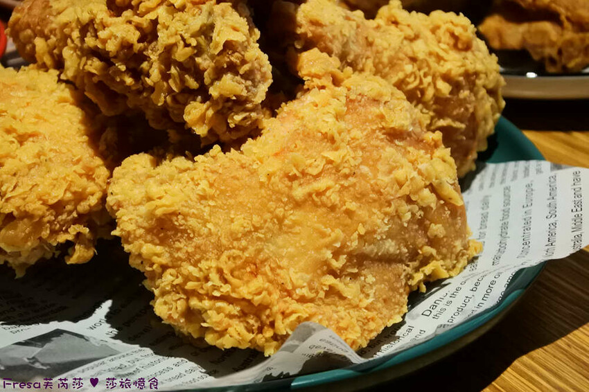 屏東縣屏東市屏東漢堡【紅鈕釦美式餐廳】桌邊淋上起士醬雞腿堡鐵板滋滋響超罪惡！內用汽水爆米花霜淇淋無限暢食│屏東炸