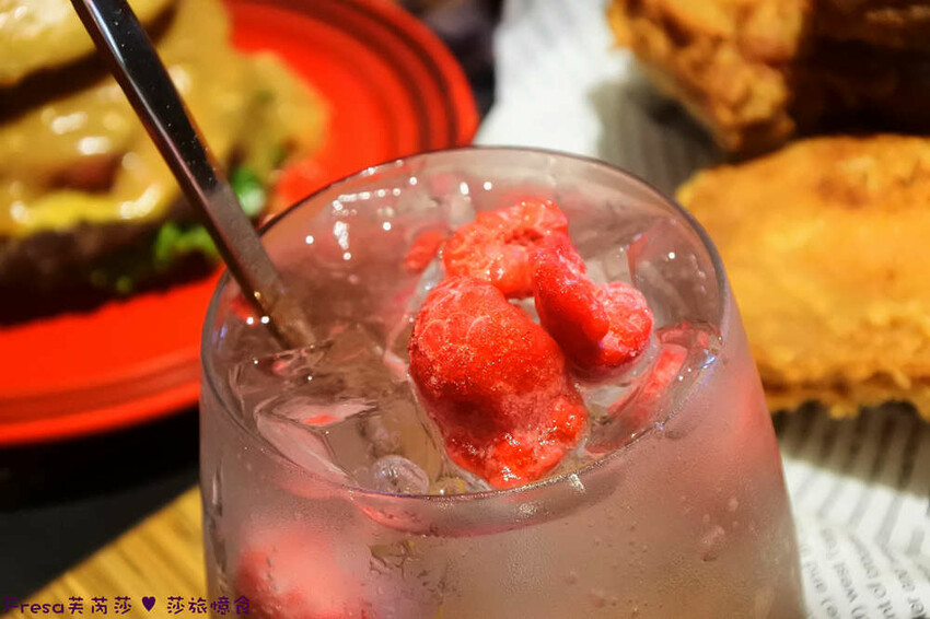 屏東縣屏東市屏東漢堡【紅鈕釦美式餐廳】桌邊淋上起士醬雞腿堡鐵板滋滋響超罪惡！內用汽水爆米花霜淇淋無限暢食│屏東炸