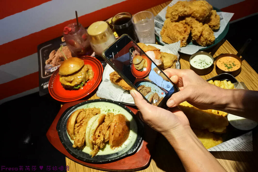 屏東縣屏東市屏東漢堡【紅鈕釦美式餐廳】桌邊淋上起士醬雞腿堡鐵板滋滋響超罪惡！內用汽水爆米花霜淇淋無限暢食│屏東炸