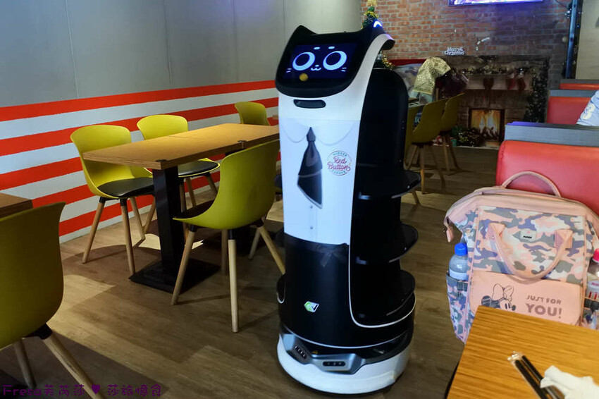 屏東縣屏東市屏東漢堡【紅鈕釦美式餐廳】桌邊淋上起士醬雞腿堡鐵板滋滋響超罪惡！內用汽水爆米花霜淇淋無限暢食│屏東炸