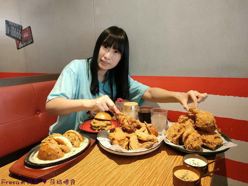 屏東縣屏東市屏東漢堡【紅鈕釦美式餐廳】桌邊淋上起士醬雞腿堡鐵板滋滋響超罪惡！內用汽水爆米花霜淇淋無限暢食│屏東炸