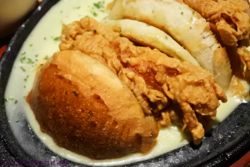 屏東縣屏東市屏東漢堡【紅鈕釦美式餐廳】桌邊淋上起士醬雞腿堡鐵板滋滋響超罪惡！內用汽水爆米花霜淇淋無限暢食│屏東炸