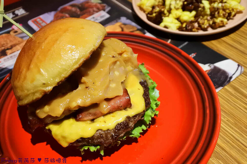 屏東縣屏東市屏東漢堡【紅鈕釦美式餐廳】桌邊淋上起士醬雞腿堡鐵板滋滋響超罪惡！內用汽水爆米花霜淇淋無限暢食│屏東炸