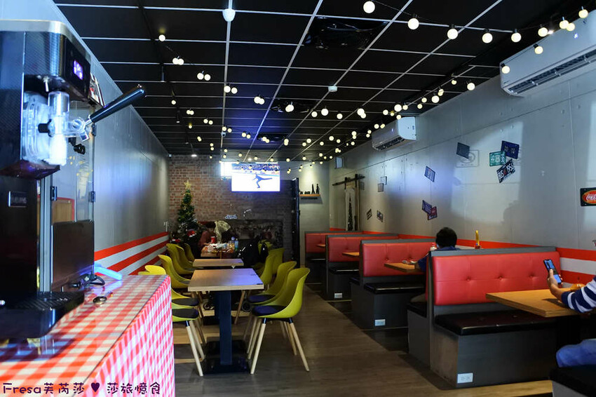 屏東縣屏東市屏東漢堡【紅鈕釦美式餐廳】桌邊淋上起士醬雞腿堡鐵板滋滋響超罪惡！內用汽水爆米花霜淇淋無限暢食│屏東炸