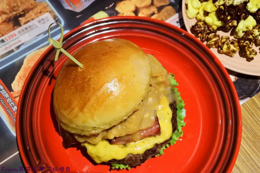 屏東縣屏東市屏東漢堡【紅鈕釦美式餐廳】桌邊淋上起士醬雞腿堡鐵板滋滋響超罪惡！內用汽水爆米花霜淇淋無限暢食│屏東炸