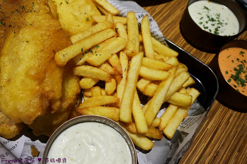 屏東縣屏東市屏東漢堡【紅鈕釦美式餐廳】桌邊淋上起士醬雞腿堡鐵板滋滋響超罪惡！內用汽水爆米花霜淇淋無限暢食│屏東炸