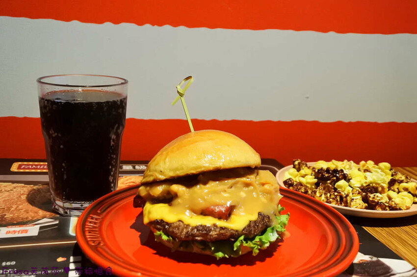 屏東縣屏東市屏東漢堡【紅鈕釦美式餐廳】桌邊淋上起士醬雞腿堡鐵板滋滋響超罪惡！內用汽水爆米花霜淇淋無限暢食│屏東炸