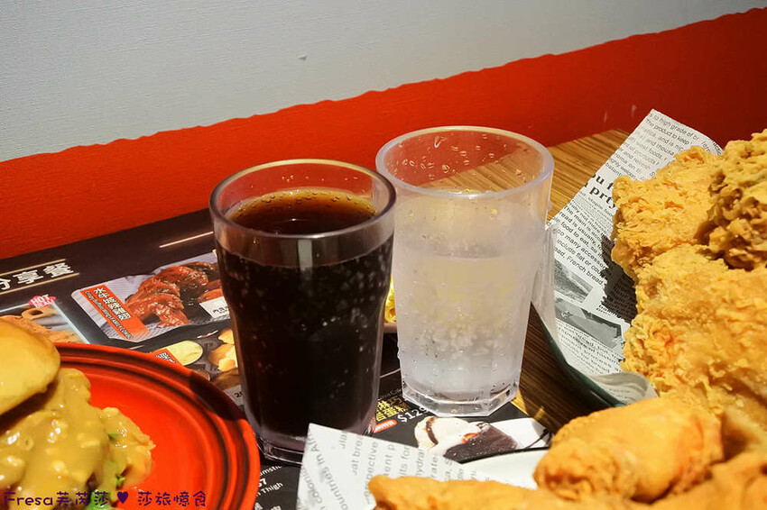 屏東縣屏東市屏東漢堡【紅鈕釦美式餐廳】桌邊淋上起士醬雞腿堡鐵板滋滋響超罪惡！內用汽水爆米花霜淇淋無限暢食│屏東炸