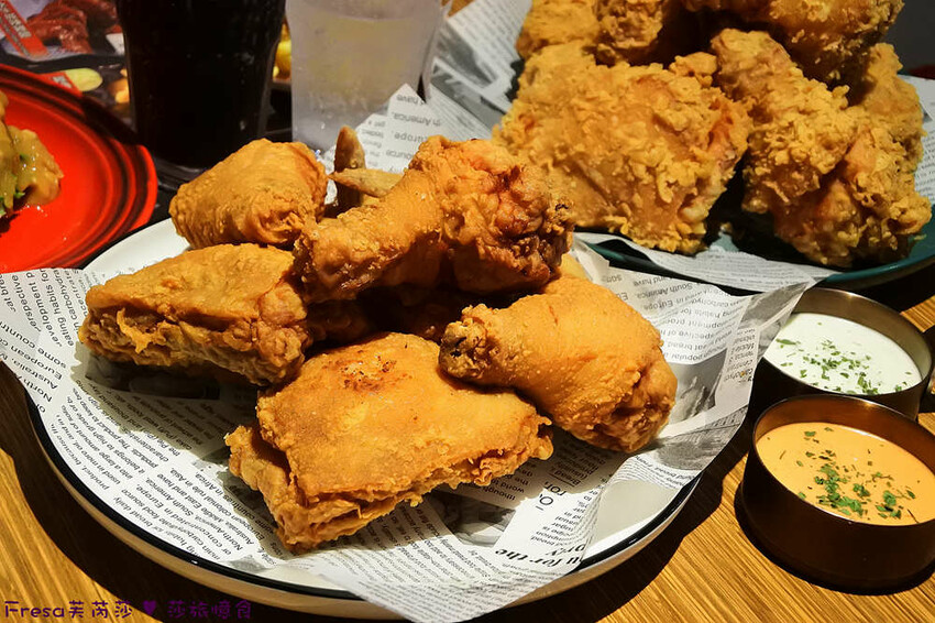 屏東縣屏東市屏東漢堡【紅鈕釦美式餐廳】桌邊淋上起士醬雞腿堡鐵板滋滋響超罪惡！內用汽水爆米花霜淇淋無限暢食│屏東炸