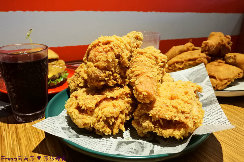 屏東縣屏東市屏東漢堡【紅鈕釦美式餐廳】桌邊淋上起士醬雞腿堡鐵板滋滋響超罪惡！內用汽水爆米花霜淇淋無限暢食│屏東炸