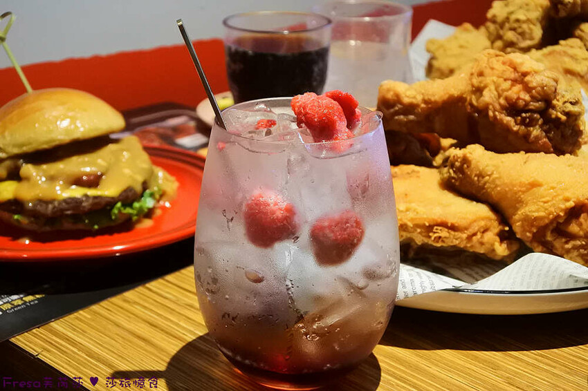 屏東縣屏東市屏東漢堡【紅鈕釦美式餐廳】桌邊淋上起士醬雞腿堡鐵板滋滋響超罪惡！內用汽水爆米花霜淇淋無限暢食│屏東炸