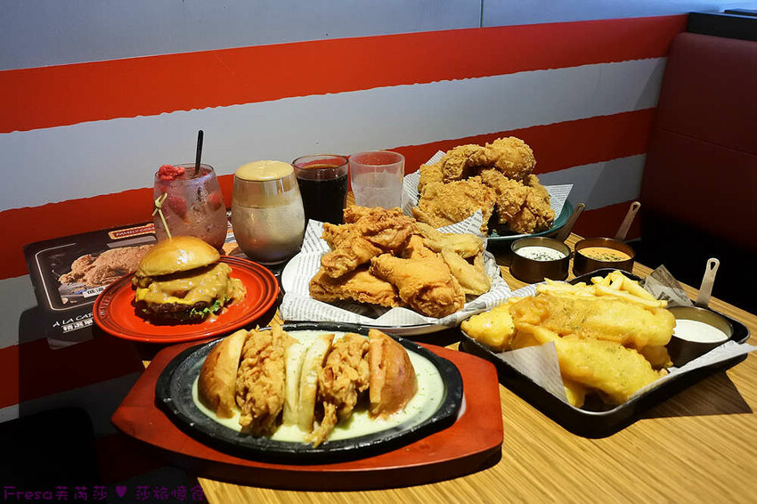 屏東縣屏東市屏東漢堡【紅鈕釦美式餐廳】桌邊淋上起士醬雞腿堡鐵板滋滋響超罪惡！內用汽水爆米花霜淇淋無限暢食│屏東炸