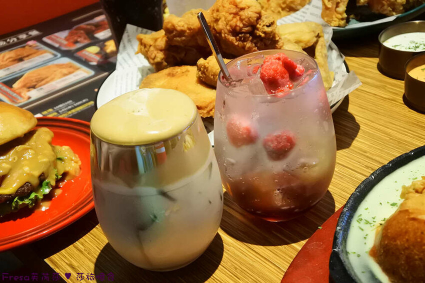 屏東縣屏東市屏東漢堡【紅鈕釦美式餐廳】桌邊淋上起士醬雞腿堡鐵板滋滋響超罪惡！內用汽水爆米花霜淇淋無限暢食│屏東炸