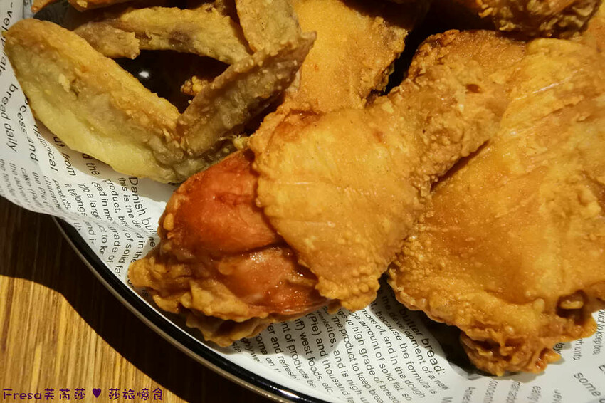 屏東縣屏東市屏東漢堡【紅鈕釦美式餐廳】桌邊淋上起士醬雞腿堡鐵板滋滋響超罪惡！內用汽水爆米花霜淇淋無限暢食│屏東炸