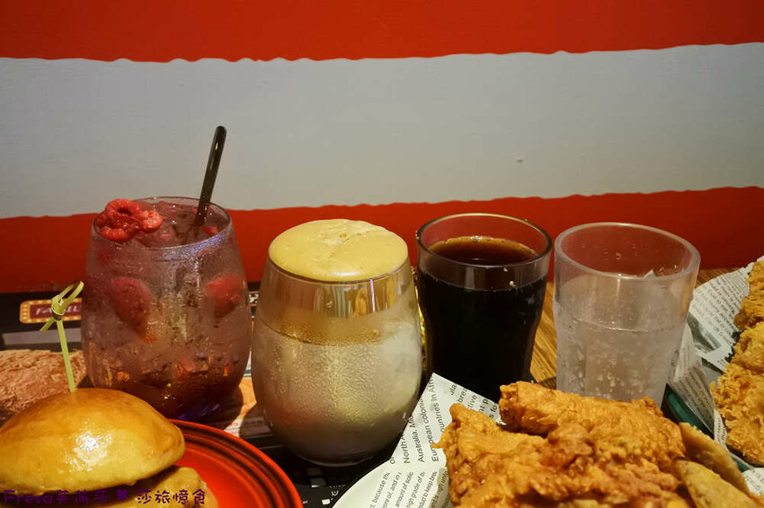 屏東縣屏東市屏東漢堡【紅鈕釦美式餐廳】桌邊淋上起士醬雞腿堡鐵板滋滋響超罪惡！內用汽水爆米花霜淇淋無限暢食│屏東炸