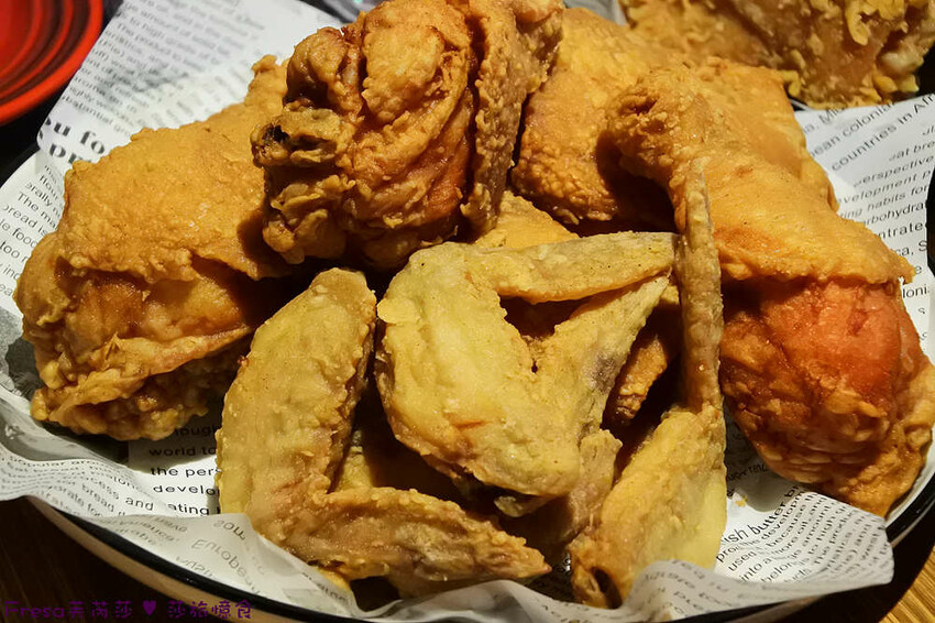 屏東縣屏東市屏東漢堡【紅鈕釦美式餐廳】桌邊淋上起士醬雞腿堡鐵板滋滋響超罪惡！內用汽水爆米花霜淇淋無限暢食│屏東炸