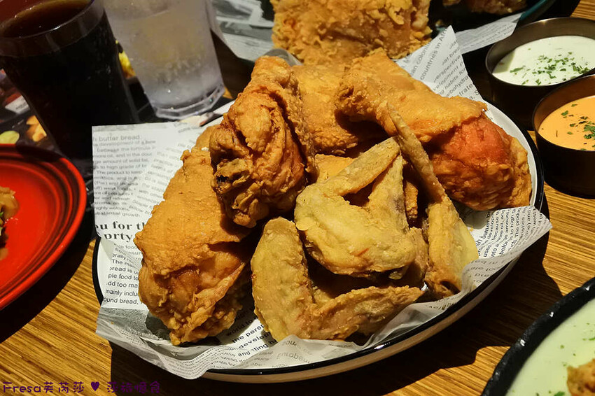 屏東縣屏東市屏東漢堡【紅鈕釦美式餐廳】桌邊淋上起士醬雞腿堡鐵板滋滋響超罪惡！內用汽水爆米花霜淇淋無限暢食│屏東炸