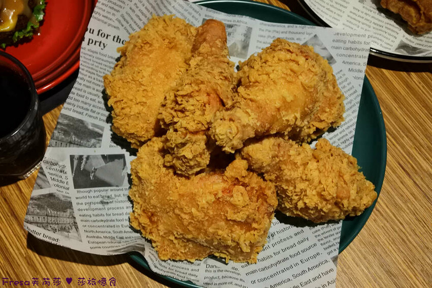 屏東縣屏東市屏東漢堡【紅鈕釦美式餐廳】桌邊淋上起士醬雞腿堡鐵板滋滋響超罪惡！內用汽水爆米花霜淇淋無限暢食│屏東炸