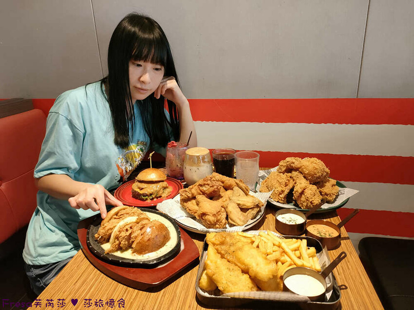 屏東縣屏東市屏東漢堡【紅鈕釦美式餐廳】桌邊淋上起士醬雞腿堡鐵板滋滋響超罪惡！內用汽水爆米花霜淇淋無限暢食│屏東炸