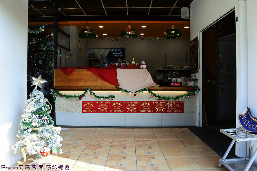 屏東縣屏東市屏東漢堡【紅鈕釦美式餐廳】桌邊淋上起士醬雞腿堡鐵板滋滋響超罪惡！內用汽水爆米花霜淇淋無限暢食│屏東炸