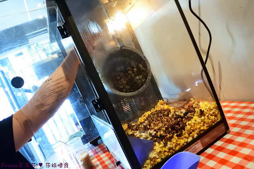 屏東縣屏東市屏東漢堡【紅鈕釦美式餐廳】桌邊淋上起士醬雞腿堡鐵板滋滋響超罪惡！內用汽水爆米花霜淇淋無限暢食│屏東炸